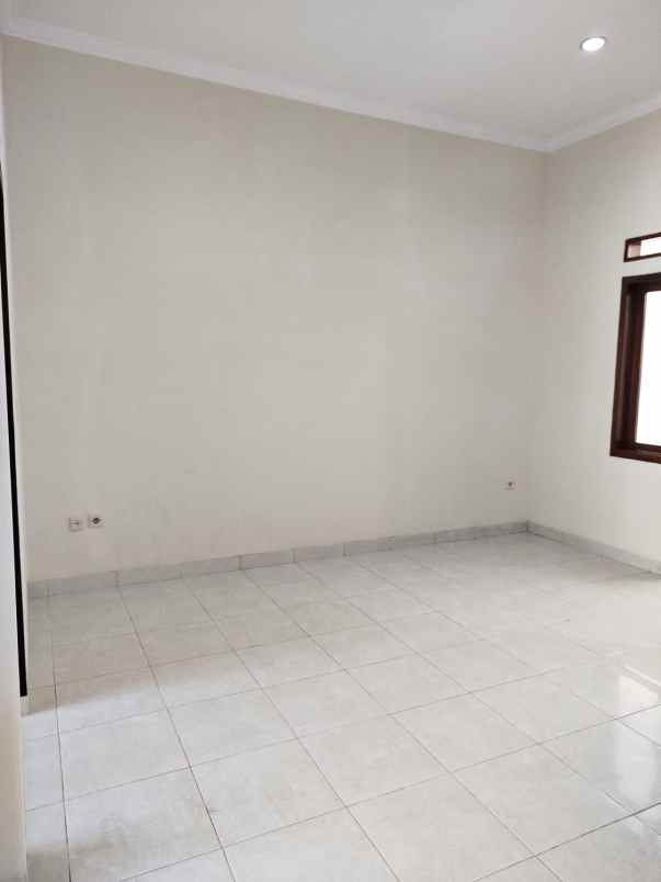 dijual rumah komplek margawangi raya