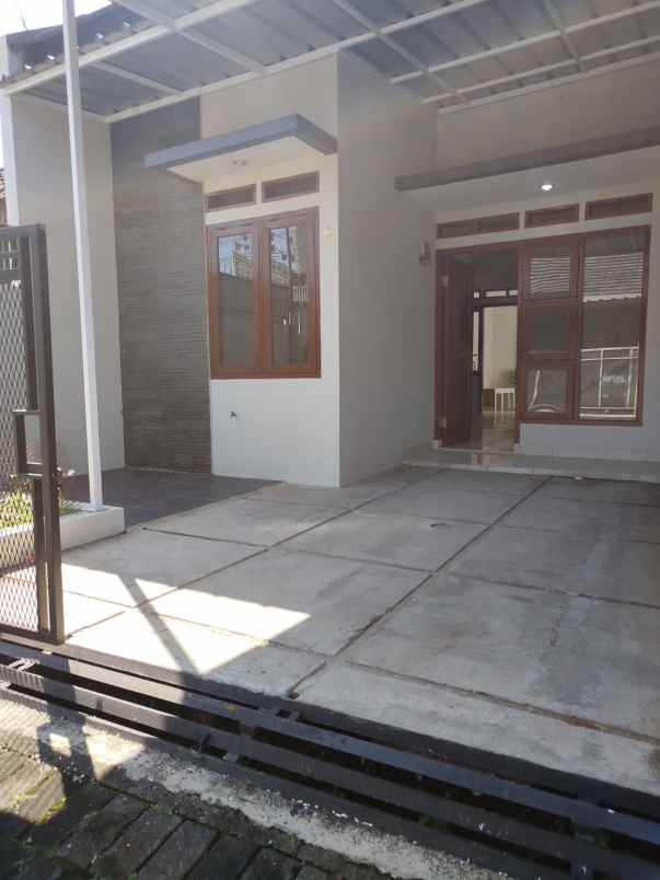 dijual rumah komplek margawangi raya