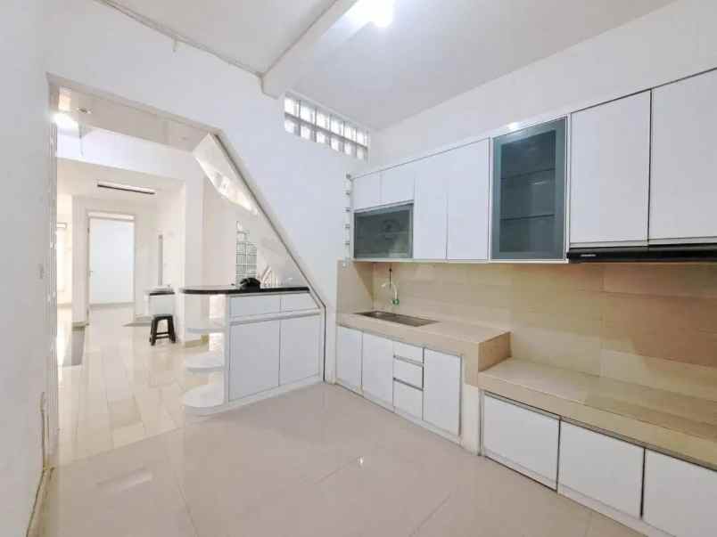 dijual rumah komplek pratista sayap