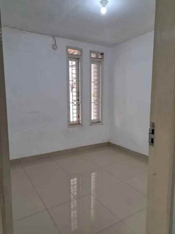 dijual rumah komplek pratista sayap