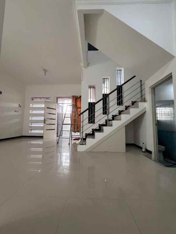 dijual rumah lebak indah