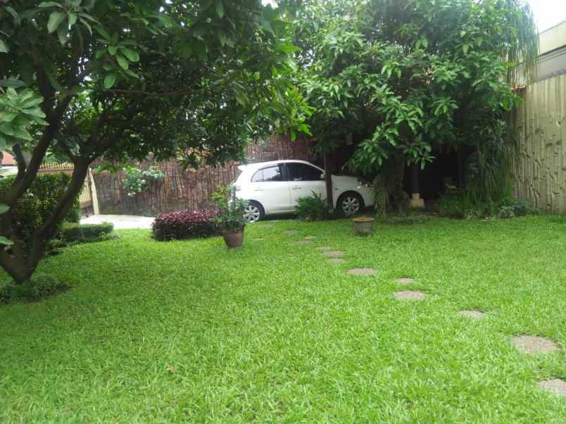 dijual rumah luas strategis di buah batu bandung