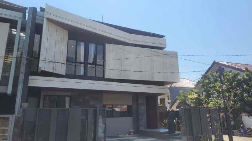 dijual rumah manyar