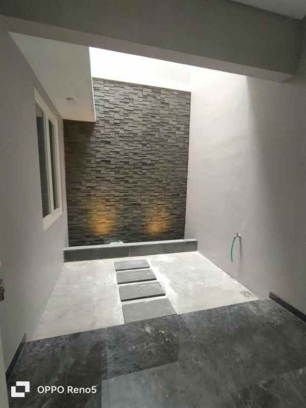 dijual rumah manyar tirtoyoso
