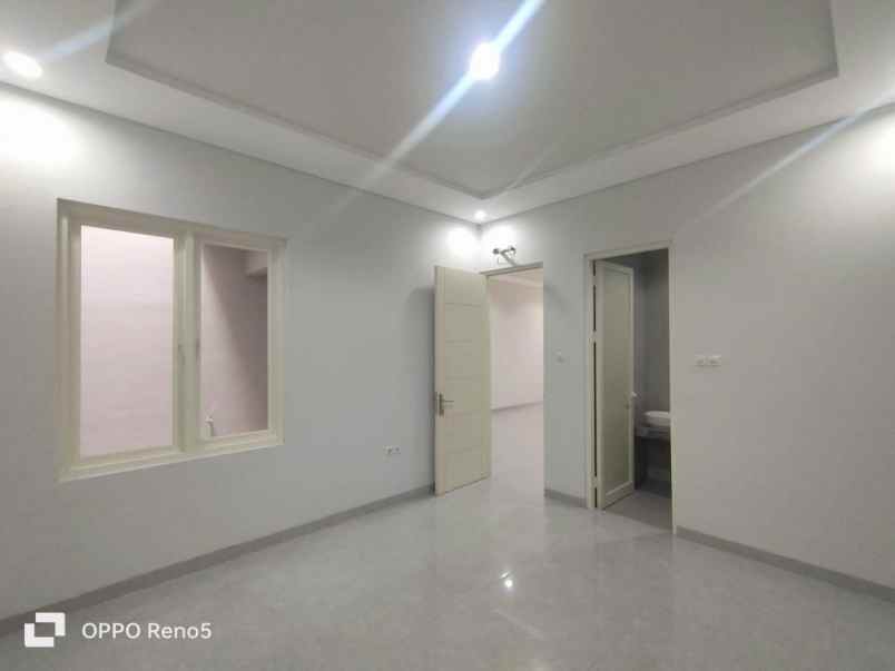 dijual rumah manyar tirtoyoso