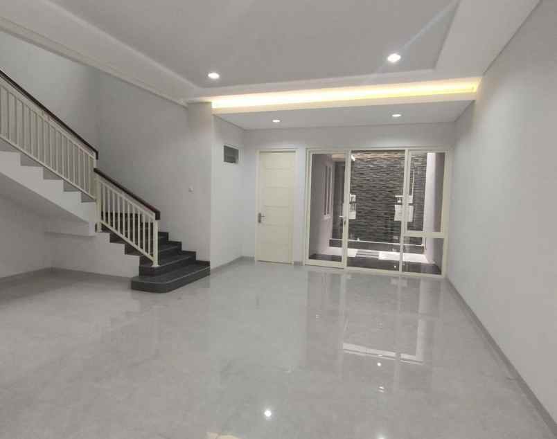 dijual rumah manyar tirtoyoso