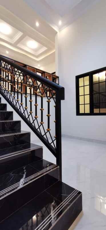 dijual rumah meruyung