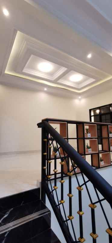 dijual rumah meruyung