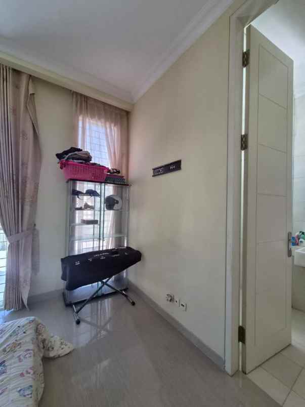 dijual rumah pakuwon city