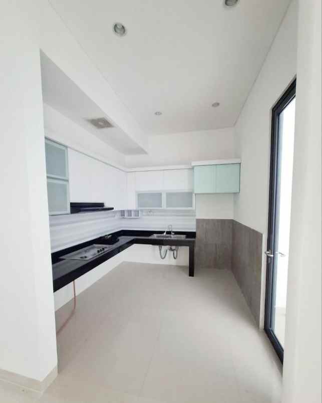 dijual rumah pakuwon city