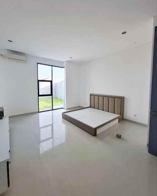 dijual rumah pakuwon city
