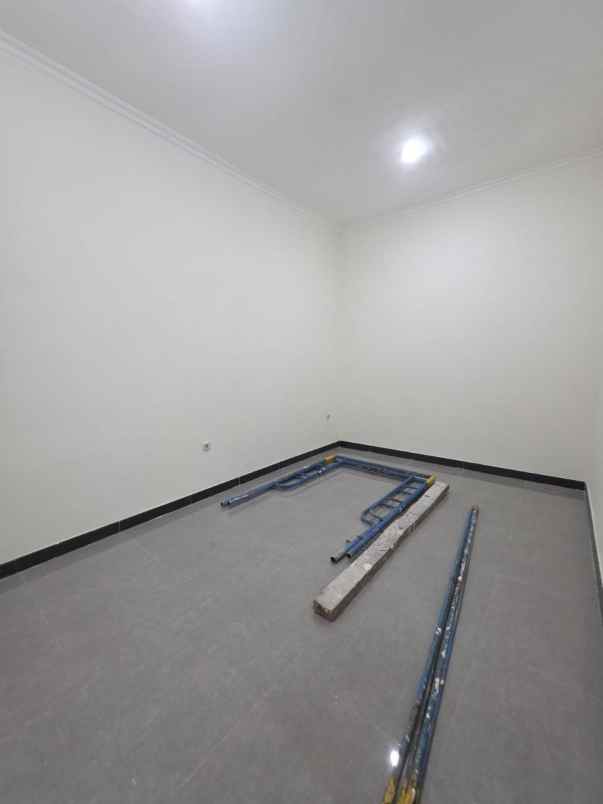 dijual rumah perum grand royal