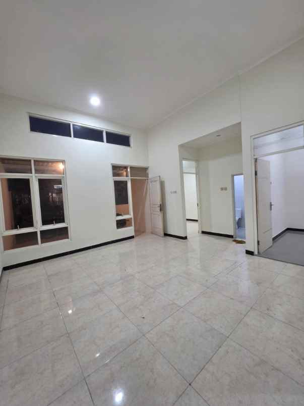 dijual rumah perum grand royal