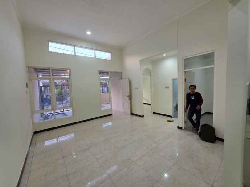 dijual rumah perum grand royal