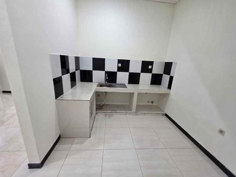 dijual rumah perum grand royal