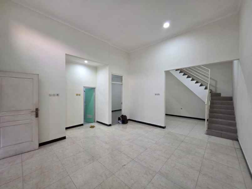 dijual rumah perum grand royal