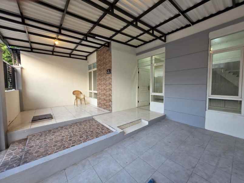 dijual rumah perum grand royal