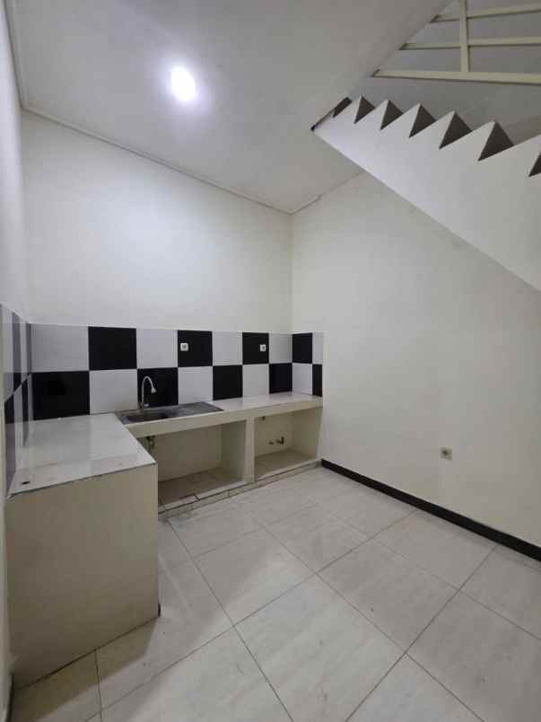 dijual rumah perum grand royal