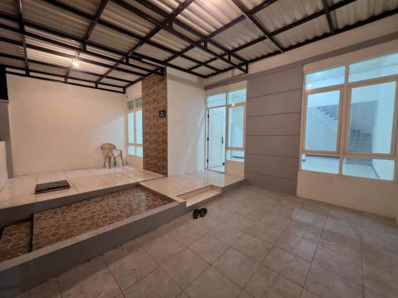 dijual rumah perum grand royal