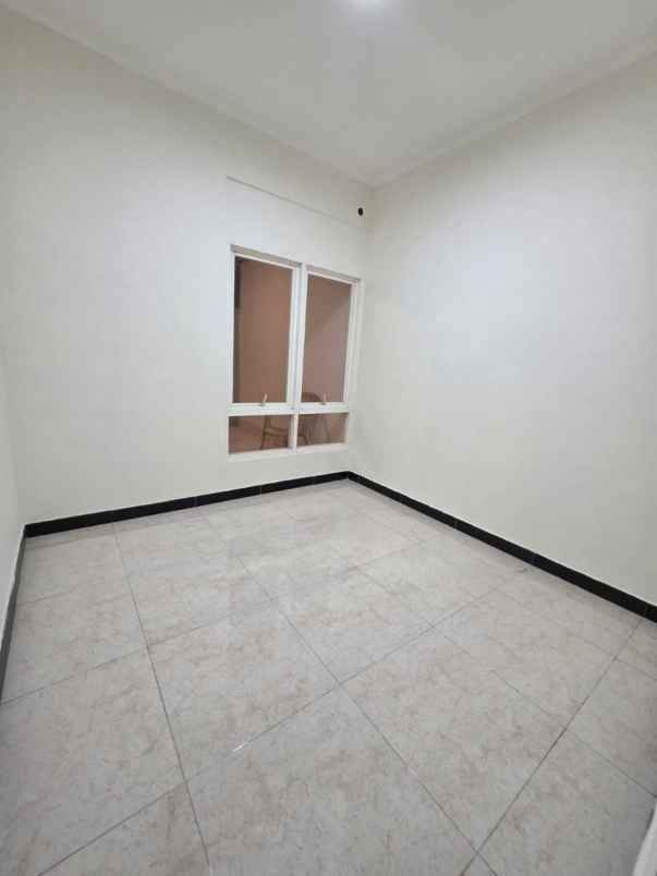 dijual rumah perum grand royal