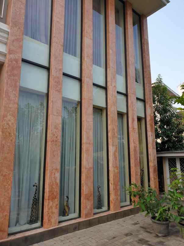 dijual rumah perumahan menteng royal