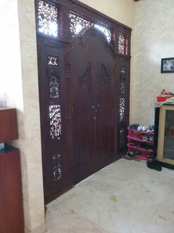 dijual rumah perumahan menteng royal