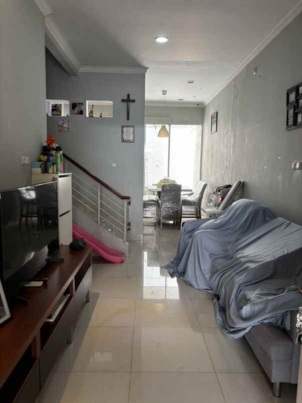 dijual rumah perumahan royal residence