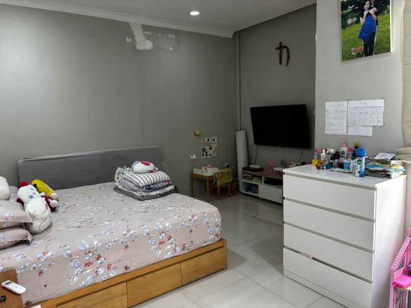 dijual rumah perumahan royal residence