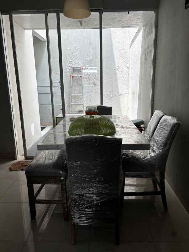 dijual rumah perumahan royal residence