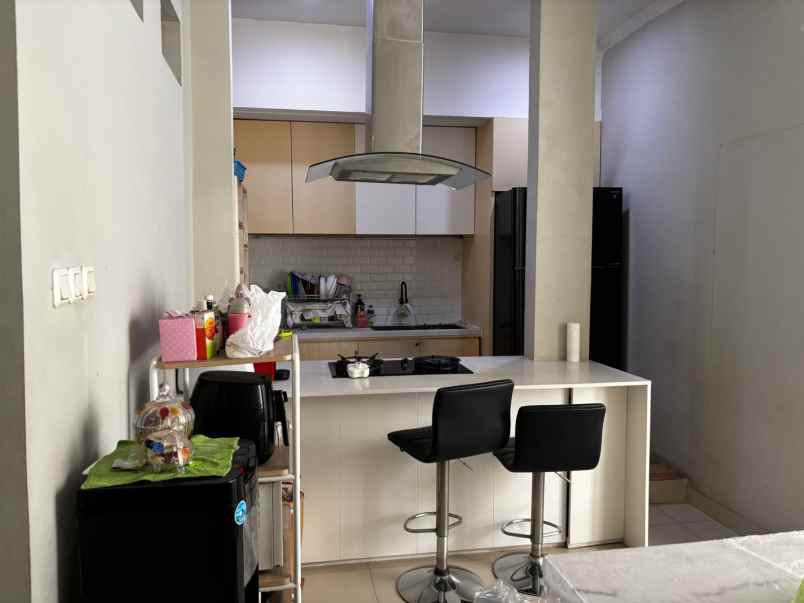 dijual rumah perumahan royal residence