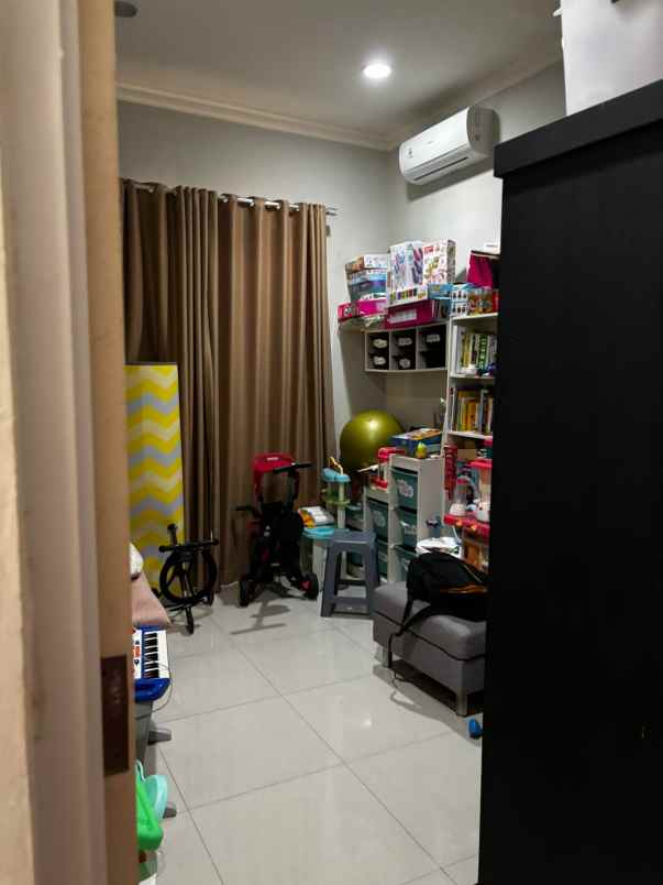 dijual rumah perumahan royal residence