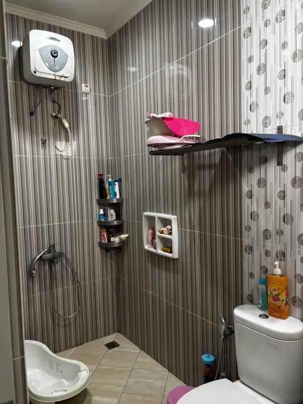 dijual rumah perumahan royal residence