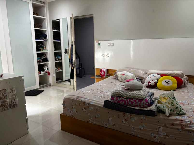 dijual rumah perumahan royal residence