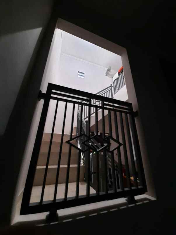 dijual rumah puri surya jaya