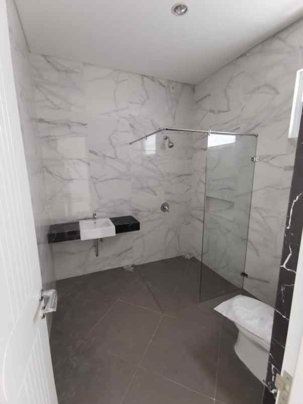 dijual rumah royal residence