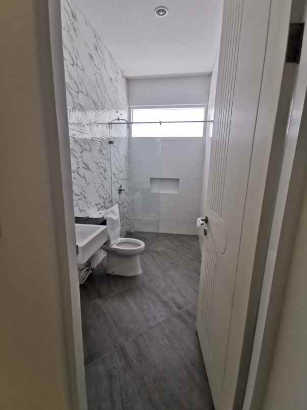 dijual rumah royal residence