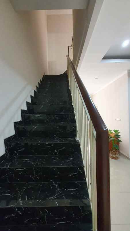 dijual rumah rungkut asri rungkut