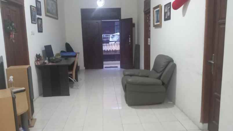 dijual rumah semolowaru