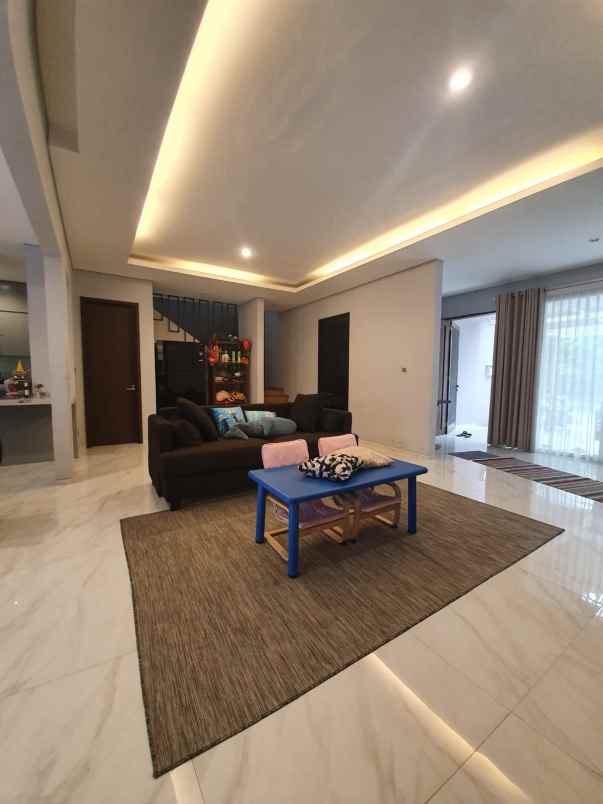 dijual rumah serenia hills