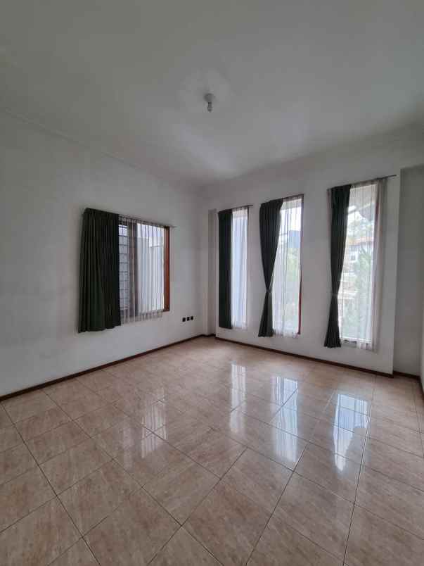 dijual rumah setra duta bandung utara