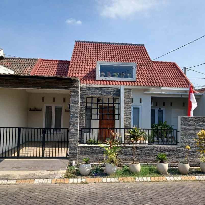 dijual rumah surya regency