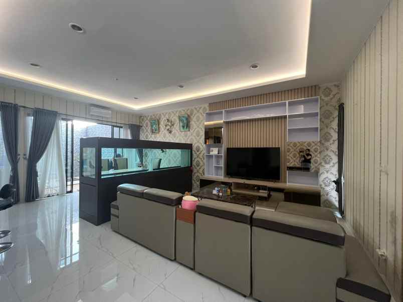 dijual rumah suvarna sutera