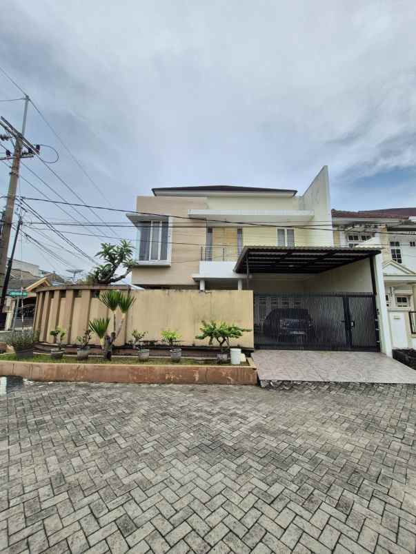 dijual rumah taman pondok indah