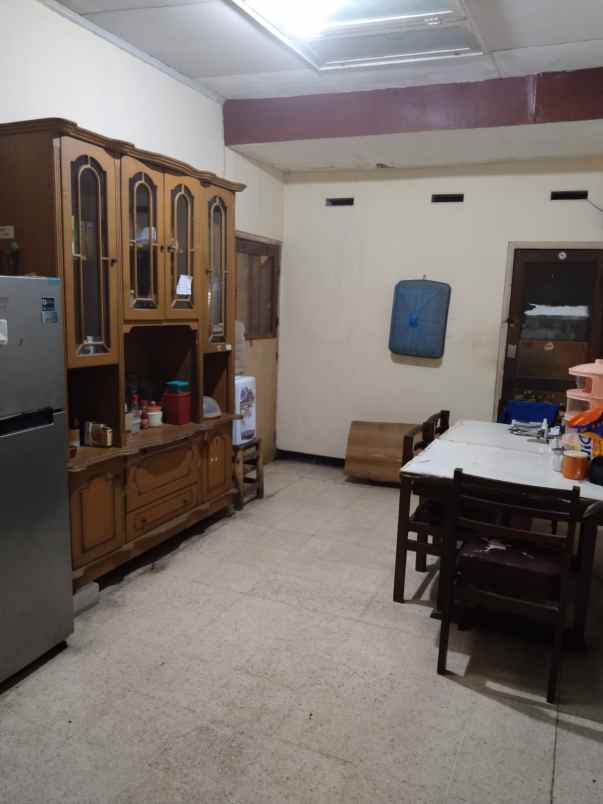 dijual rumah tengah kota