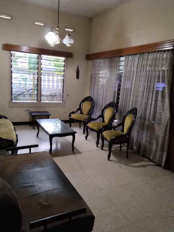 dijual rumah tengah kota