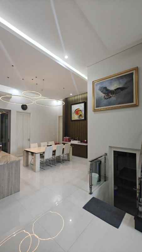 dijual rumah vila bukit regency
