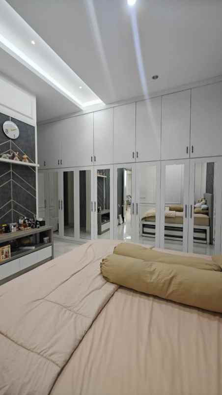 dijual rumah vila bukit regency