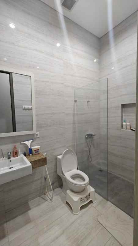 dijual rumah vila bukit regency