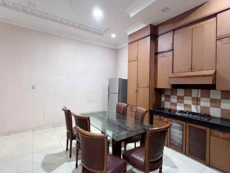 dijual villa komplek cemara asri