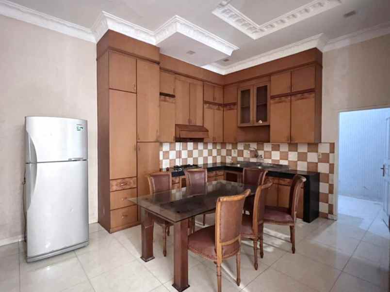 dijual villa komplek cemara asri